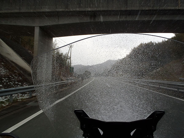 スクリーンに雪が付着